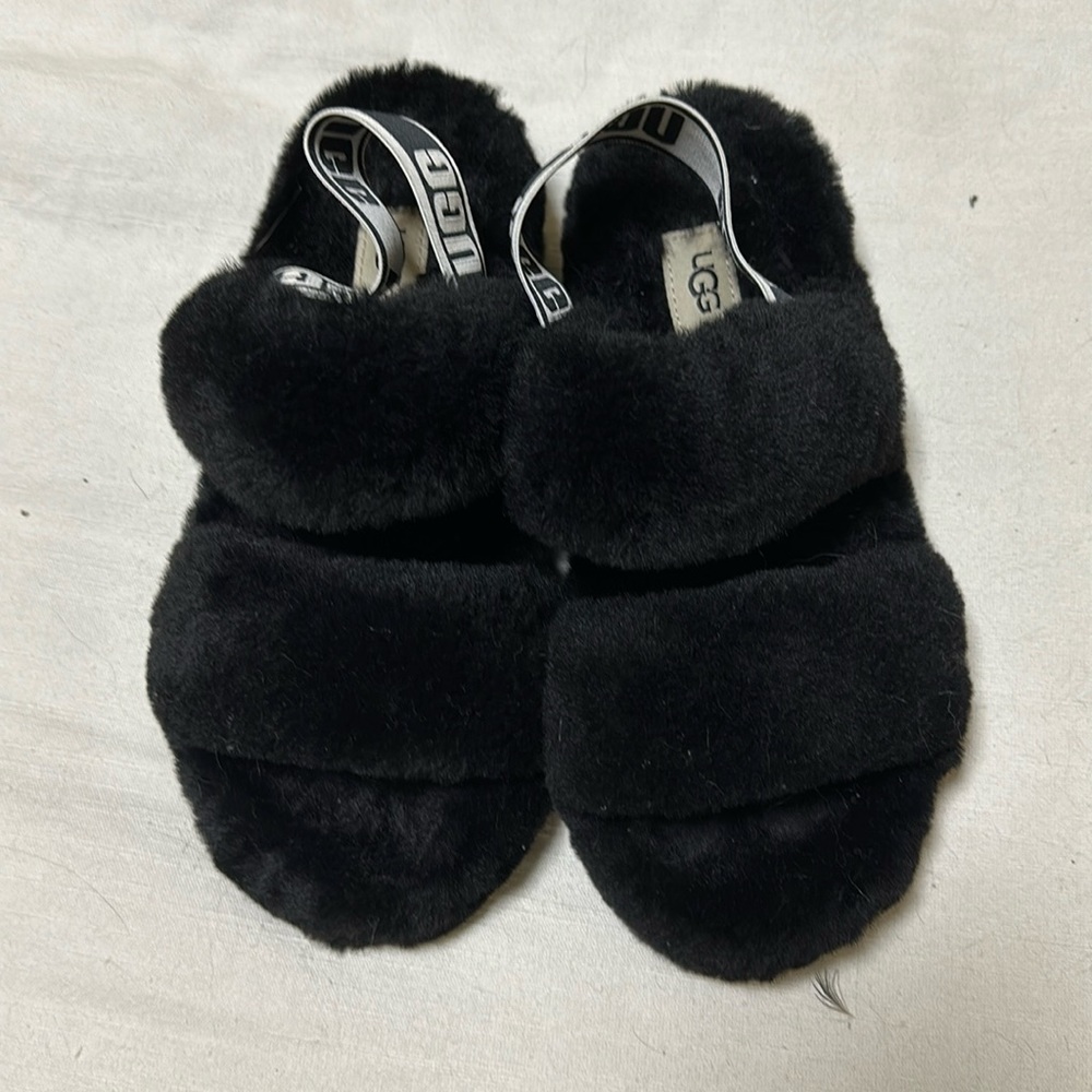 Women’s black Ugg strappy slippers size 6, ONLY WORN ONCE!!